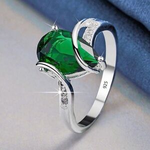 Elegant Silver and Green Gemstone Ring 925 S.